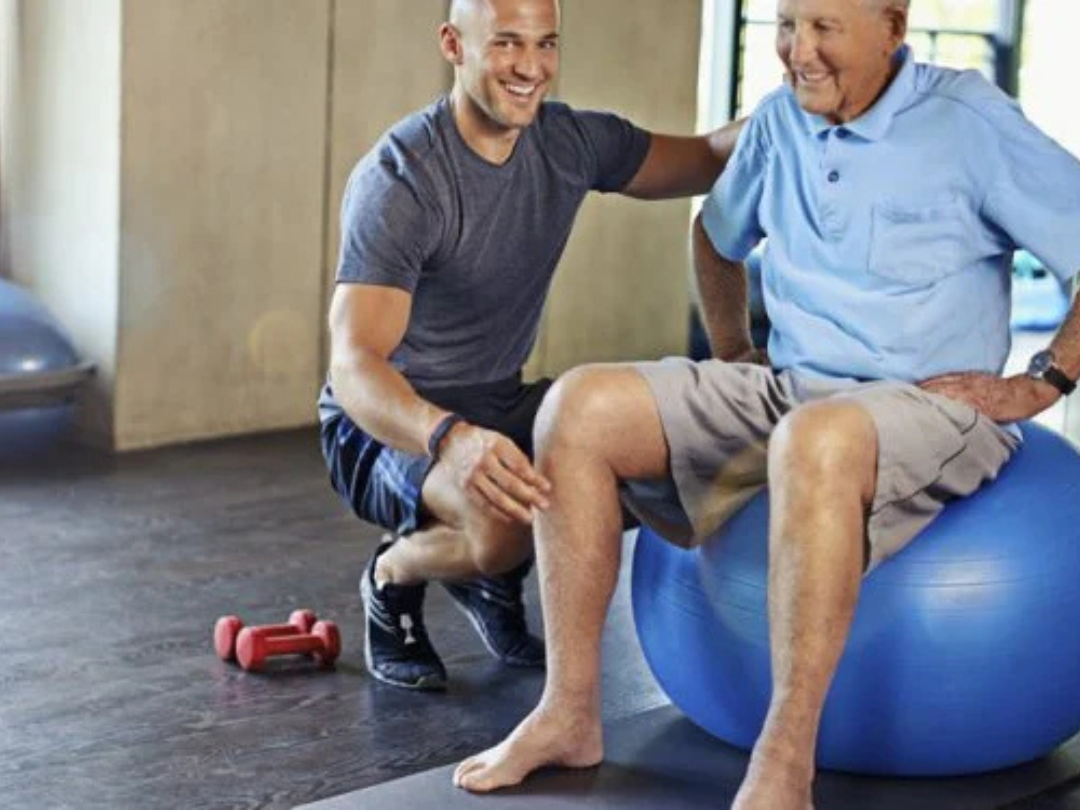 健身教練一起用平衡訓練幫助年長者遠離跌倒吧!